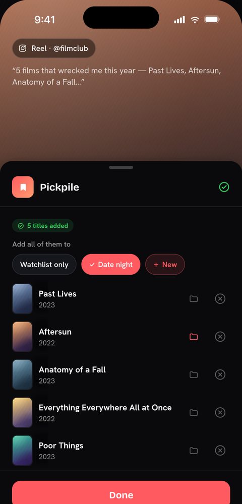 Il pannello di condivisione di Pickpile aperto sopra un reel di Instagram: la didascalia nomina cinque film e Pickpile li ha riconosciuti tutti e cinque — Past Lives, Aftersun, Anatomy of a Fall, Everything Everywhere All at Once e Poor Things — pronti da salvare in una raccolta.